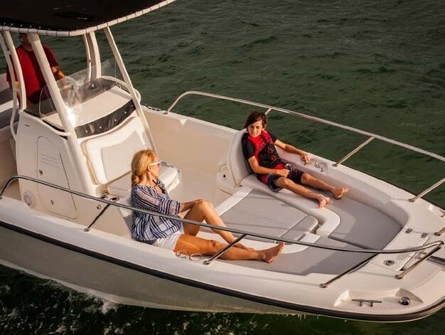 סירת דייג BOSTON WHALER-240 DAUNTLESS